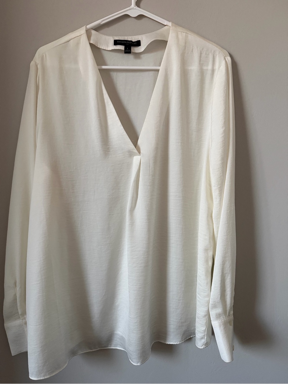 Banana Republic Ivory V-Neck Long Sleeve Blouse